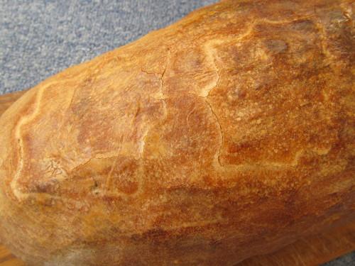 Domácí kváskový chléb s motivem lístků cesmíny