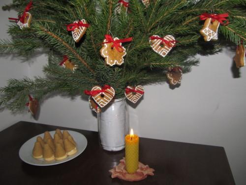 Voňavé medové perníčky, červená stužka a větvička (letos smrková). Tři věci, které k Vánocům u nás doma prostě patří.