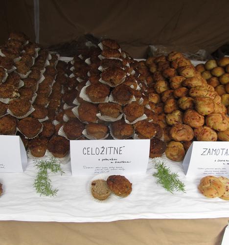 V nabídce jsme letos měli celožitné muffiny s jáhly a mákem, celožitné muffiny s pohankou a sušenými švestkami, zamotané housky s červenou řepou a sezamem,...