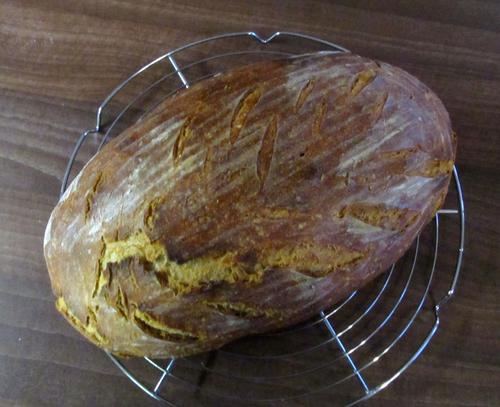 První letošní chleba. Pšenično-žitný, velmi, velmi překynutý... Krásně jsem se ten den vyspala.