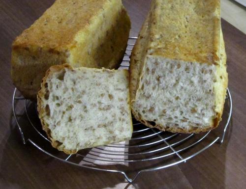 Bílý a nadýchaný toustový chléb, přece však z velké části žitný celozrnný.